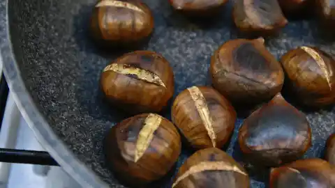 Imagen 1 de El truco para pelar las castañas fácilmente cuando las asas en casa