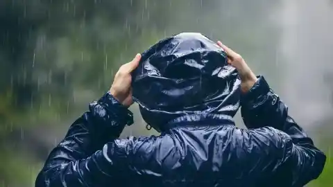 Imagen 1 de Adiós a a la lluvia con esta chaqueta impermeable Columbia para hombre: precio mínimo histórico con un 49% de descuento este Black Friday