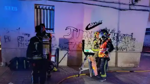 Imagen 1 de Ocho heridos, uno en estado crítico y otro grave, en un incendio en un piso en Badalona