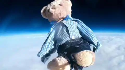 Imagen 1 de Un colegio busca ayuda para encontrar un osito de peluche que cayó de la estratosfera