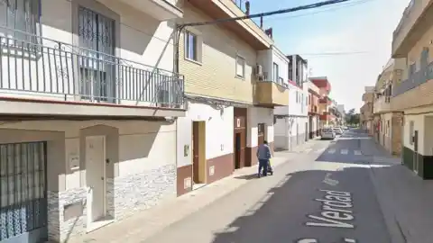 Imagen 1 de Denuncian el desahucio de 11 familias con nueve menores en un barrio de Sevilla: "Quiero mi casa, la he pagado"