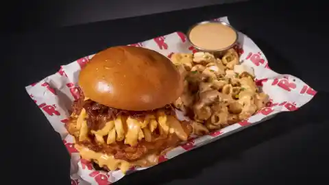 Imagen 1 de Con pollo frito, patatas y mermelada de bacon: la hamburguesa que conquista a 'las chicas de verdad'