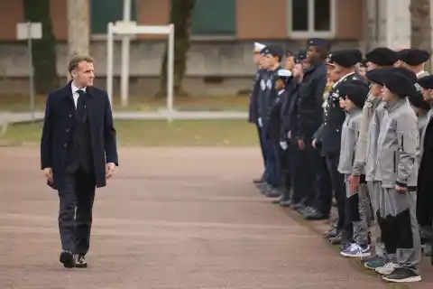 Imagen 1 de Macron recupera el servicio militar ante la amenaza rusa: “Hay que prepararse para el peligro”