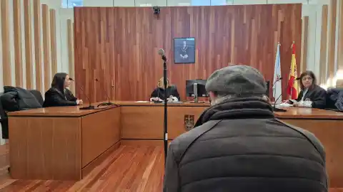 Imagen 1 de Condenado a seis meses de cárcel un octogenario por tocarse los genitales delante de una menor en un bus