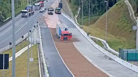 Imagen 1 de Qué significa la señal ajedrez que no muchos conductores conocen: ignorarla puede costar 200 euros