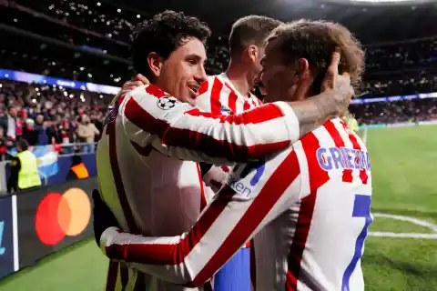 Imagen 1 de El cabezazo de Giménez para revivir el laboratorio de Simeone