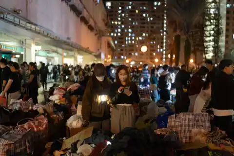 Imagen 1 de Tras la tragedia del gran incendio de Hong Kong, la joven Haylee Chow lleva 32 horas sin saber nada de su madre