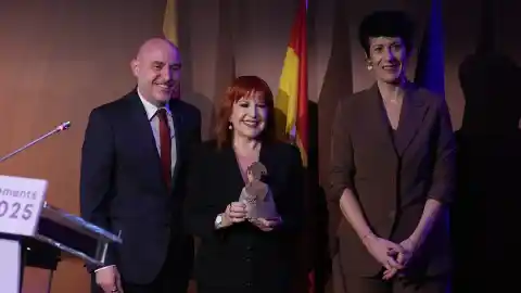 Imagen 1 de Loles León, tras recibir el premio 'Meninas 2025’ Catalunya': "La dictadura quiere volver, pero no la vamos a dejar"