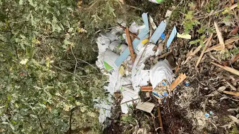 Imagen 1 de Denuncian un vertido de residuos de obra en el yacimiento arqueológico de Pena Furada, en Coirós