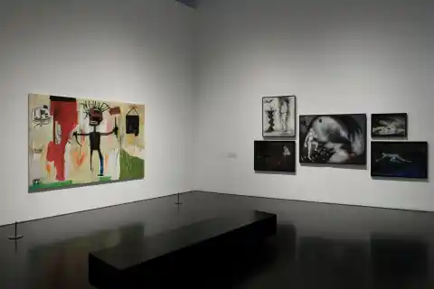 Imagen 1 de Del ‘Autorretrato’ de Basquiat al ‘Fotomatón’ de Onofre Bachiller: El Macba celebra treinta años de arte contemporáneo