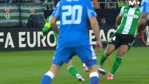 Imagen 1 de La surrealista acción que provocó una nueva lesión de Isco: patada de Amrabat, que también se retira lesionado