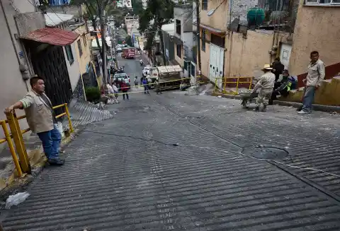 Imagen 1 de Un camión de Jarritos provoca el enojo de los vecinos de ‘la esquina del diablo’: “Parece que al Gobierno no le importamos”