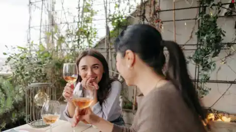 Imagen 1 de ¿Los vinos naturales dan menos resaca? ¿Son más saludables? Desmontando los mitos más extendidos sobre la bebida de moda