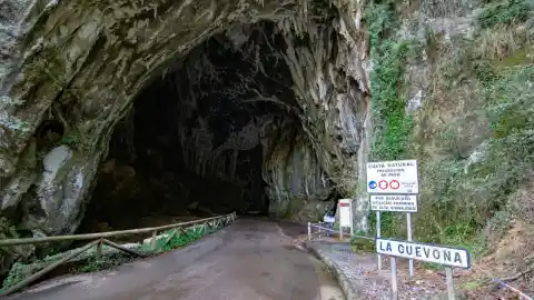 Imagen 1 de La curiosa carretera asturiana que es única en España al atravesar una cueva natural llena de estalactitas