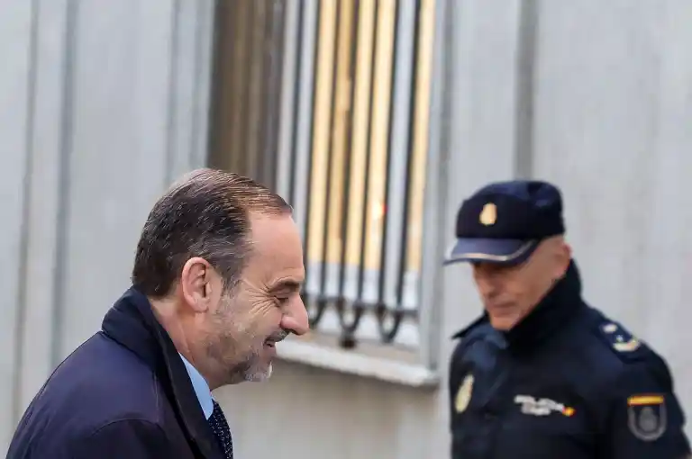 Imagen 1 de El PSOE reivindica que expulsó a Ábalos hace 20 meses, pero admite la dureza del golpe: el segundo secretario de Organización en la cárcel