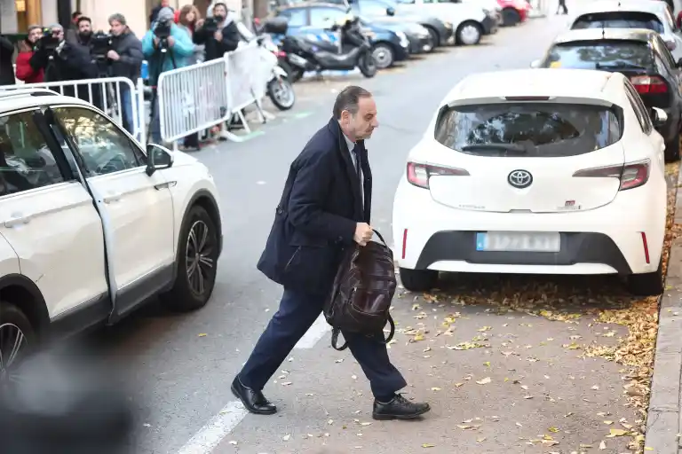 Imagen 1 de Riesgo de fuga “extremo” y posible dinero escondido: los argumentos del juez Puente para enviar a Ábalos a la cárcel