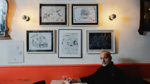 Imagen 1 de Sebastià Martí convierte manteles de papel en arte en esta exposición oculta en un restaurante de Barcelona