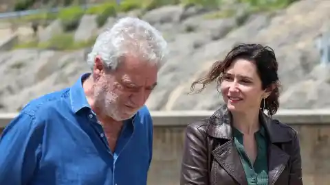 Imagen 1 de Una victoria para Ayuso y Miguel Ángel Rodríguez con un bulo de por medio