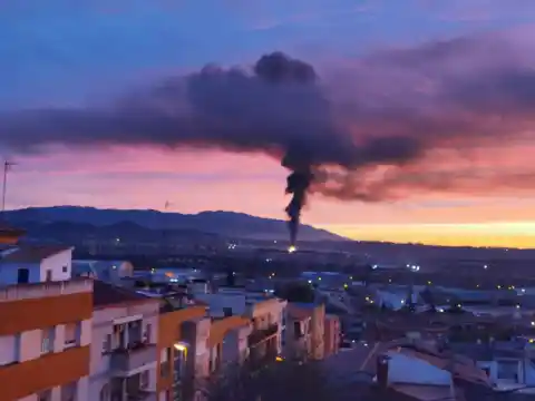 Imagen 1 de Tres heridos graves en el incendio de una industria en Caldes de Montbui (Barcelona)