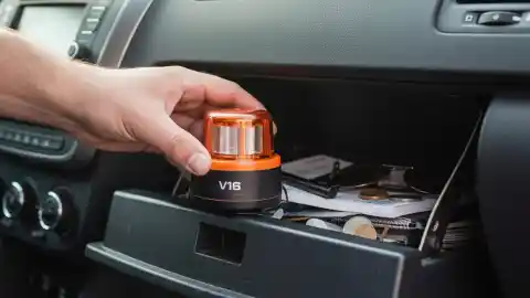 Imagen 1 de Guía completa sobre las luces V16 de la DGT: cómo saber si están homologadas, ubicación, precio...