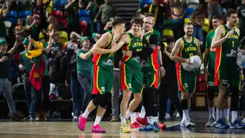 Imagen 1 de La increíble hazaña de Lituania con tres triples en 9,8 segundos para ganar el partido