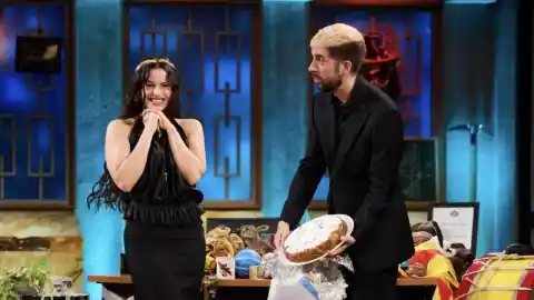 Imagen 1 de Aprende a hacer el bizcocho que Rosalía llevó en su visita a 'La Revuelta' y se ha hecho viral