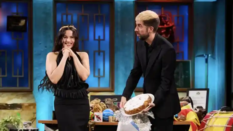 Imagen 1 de Aprende a hacer el bizcocho que Rosalía llevó en su visita a 'La Revuelta' y se ha hecho viral