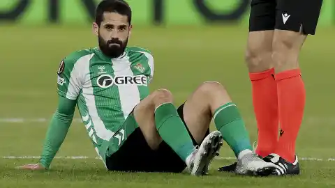 Imagen 1 de Novedades sobre Isco: el futbolista llega con muletas en la ciudad deportiva, pero se descarta lesión ósea