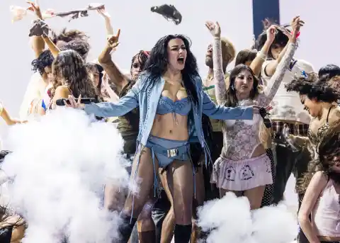 Imagen 1 de Charli XCX reflexiona sobre la parte “ridícula” de ser una estrella del pop: “A veces te avergüenzas de lo absurdo que es todo”