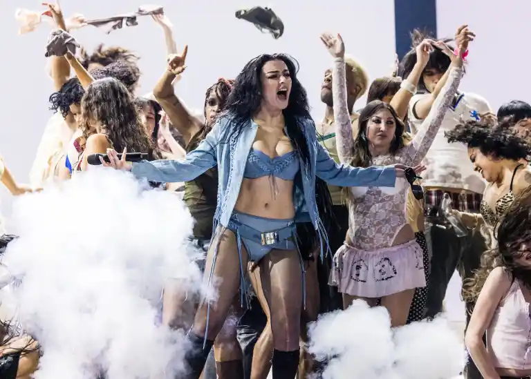 Imagen 1 de Charli XCX reflexiona sobre la parte “ridícula” de ser una estrella del pop: “A veces te avergüenzas de lo absurdo que es todo”