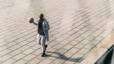 Imagen 1 de Amazon se pasa el juego rebajando un 45% el chándal Adidas más demandado en Black Friday