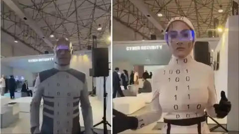 Imagen 1 de Mofa en redes con una feria tecnológica de Irán que llevó a dos actores disfrazados de robots: "¿Cuánto duran?"