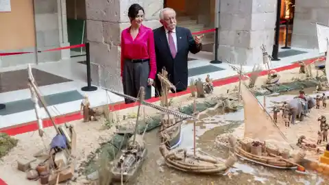 Imagen 1 de El templo de Debod y el papa Francisco se 'cuelan' en el belén de Sol que este año evoca la huida a Egipto