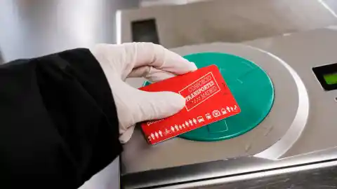 Imagen 1 de La desconocdia tarjeta de transporte de Madrid con la que puedes viajar de forma ilimitada por metro, bus y cercanías por solo 10 euros