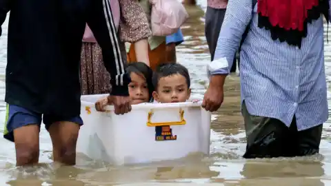 Imagen 1 de Inundaciones en Sumatra, homenaje en Gernika, Black Friday y más imágenes del día